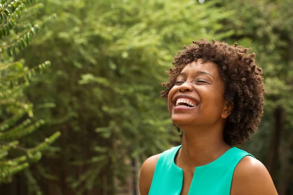 Unga glada afroamerikanska kvinnan ler. — Stockfoto