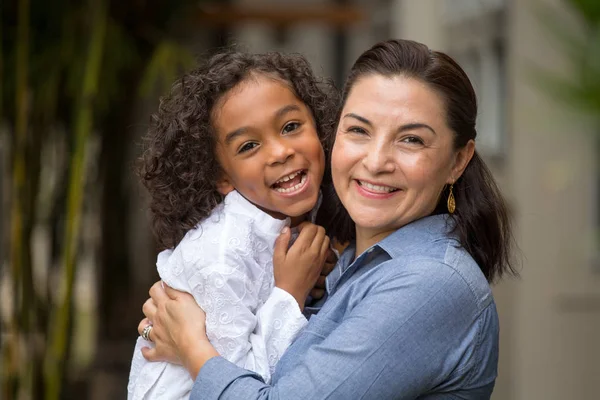 Hispanic mother and her daughter. — Stock Photo, Image