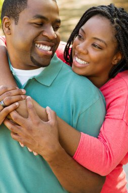 Dışarıda gülümseyen güzel mutlu çift.