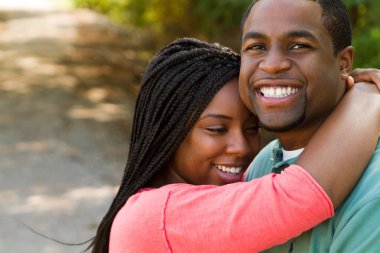 Dışarıda gülümseyen güzel mutlu çift.