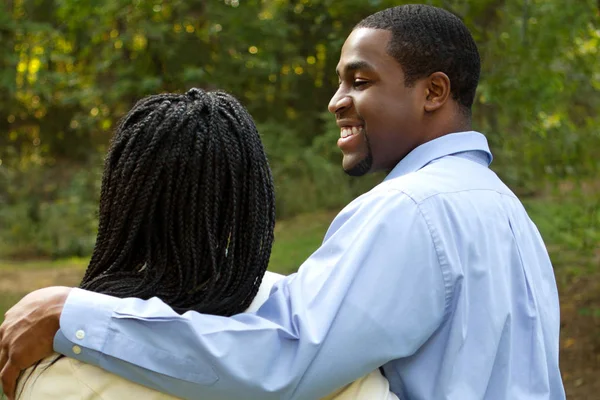 Belo casal feliz sorrindo lá fora . — Fotografia de Stock