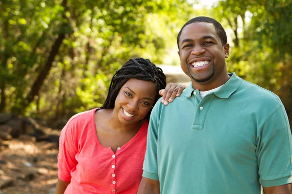 Hermosa pareja feliz sonriendo afuera . — Foto de Stock