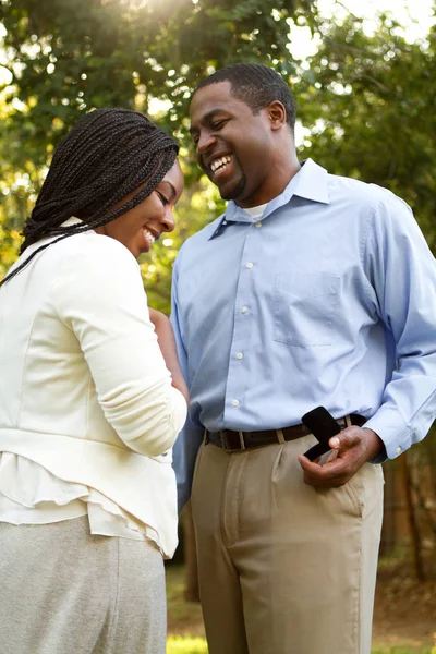 Mladý muž, navrhuje se svou přítelkyní. — Stock fotografie