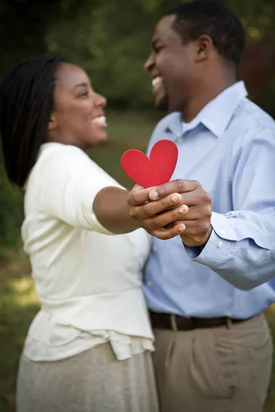 Boldog, szerető pár tartja a szív. — Stock Fotó