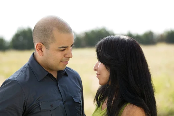 Junges hispanisches Paar lächelt. — Stockfoto