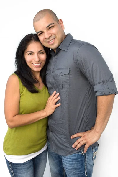 Joven pareja hispana sonriendo . —  Fotos de Stock