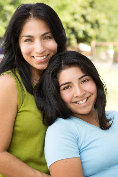 西班牙裔美国人的母亲和女儿. — 图库照片