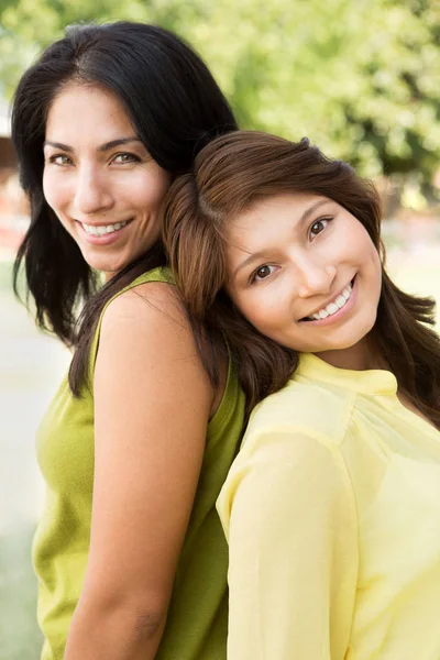 Madre e figlia ispanica . — Foto Stock