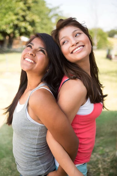 Zusters lachen en plezier buiten. — Stockfoto