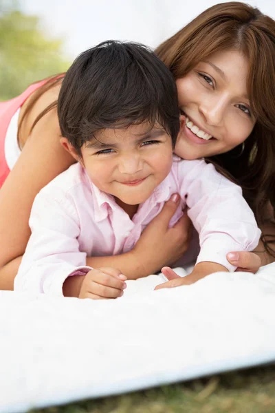 Jonge Spaanse moeder en haar zoon. — Stockfoto