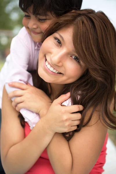 Jeune mère hispanique et son fils . — Photo