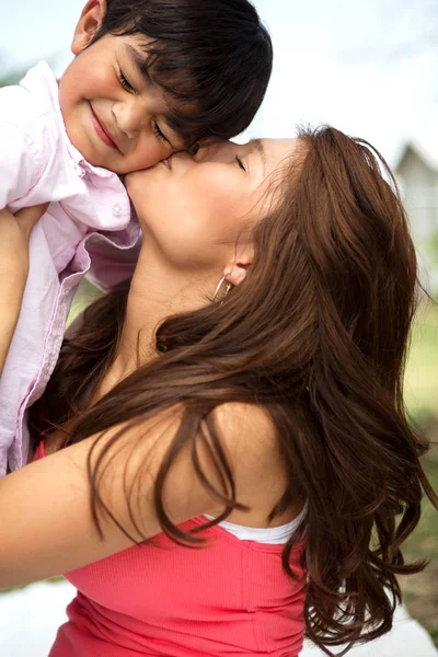 Junge hispanische Mutter und ihr Sohn. — Stockfoto