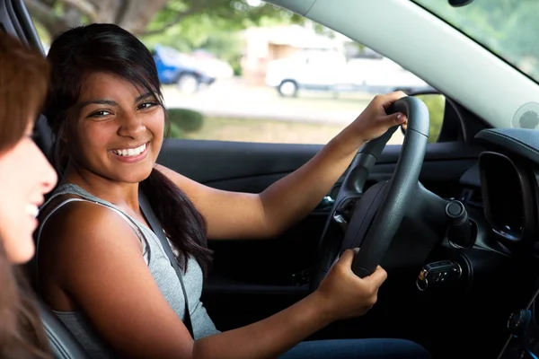 Amigos conduciendo tomando un viaje por carretera . — Foto de Stock