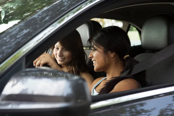 Amigos conduciendo tomando un viaje por carretera . — Foto de Stock