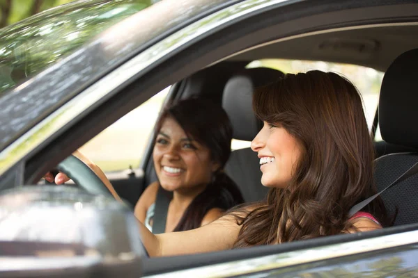 Vrienden rijden met het nemen van een road trip. — Stockfoto