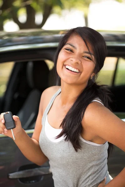 Chica joven emocionada por su nuevo coche . —  Fotos de Stock