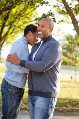 Baba konuşuyor ve oğlu ile vakit.