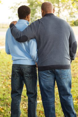 Baba konuşuyor ve oğlu ile vakit.