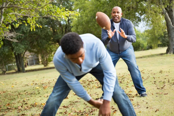 Padre e figlio che giocano a calcio. — Foto Stock