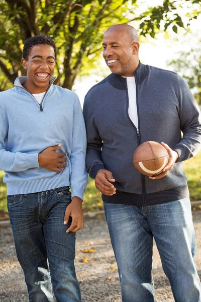 Padre e hijo jugando al fútbol. — Foto de Stock