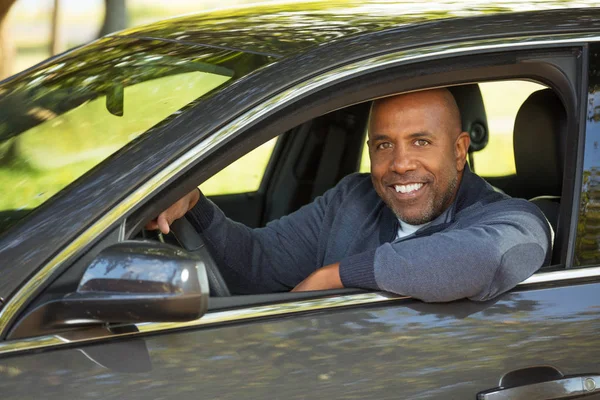 Afrika kökenli Amerikalı adam sürüş. — Stok fotoğraf