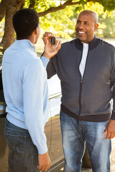 Padre enseñando a su hijo a conducir . —  Fotos de Stock