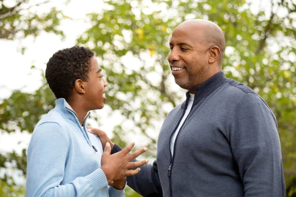 Vader praten en tijd doorbrengen met zijn zoon. — Stockfoto