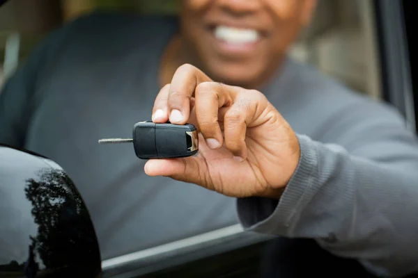 African American man köra en ny bil — Stockfoto