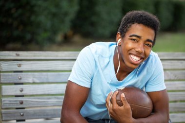 Genç Afro-Amerikan teen okulda.
