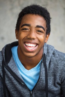 Genç Afro-Amerikan teen okulda.