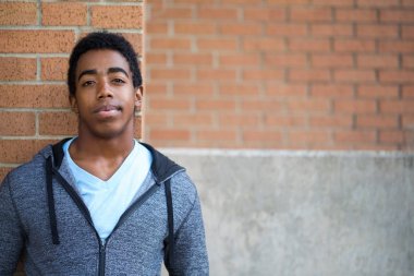 Okuldaki Afro-Amerikan genç teen.