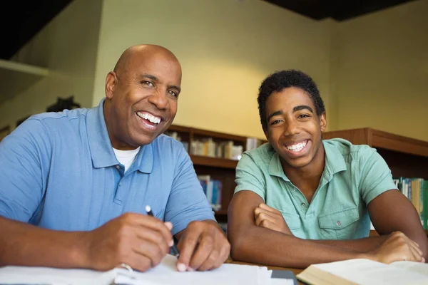 Jovem recebendo tutoria . — Fotografia de Stock