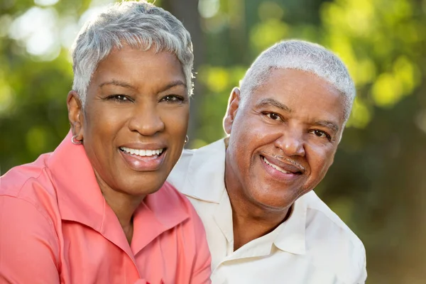 大人のアフリカ系アメリカ人のカップル — ストック写真