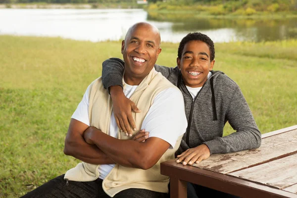 Afrikaanse Amerikaanse vader en zoon. — Stockfoto