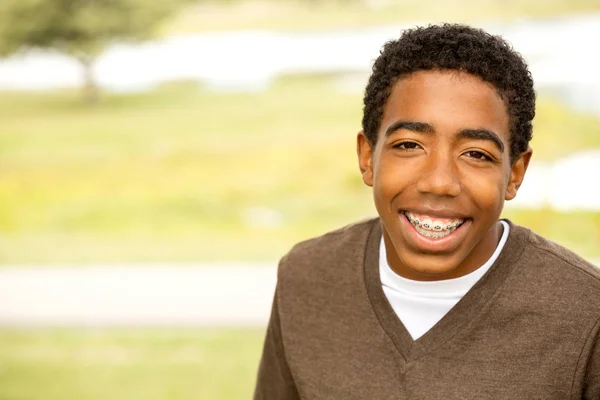 Jovem adolescente sorrindo . — Fotografia de Stock