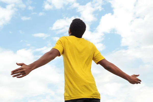 Young teen boy with open hands to the sky. — Stock Photo, Image