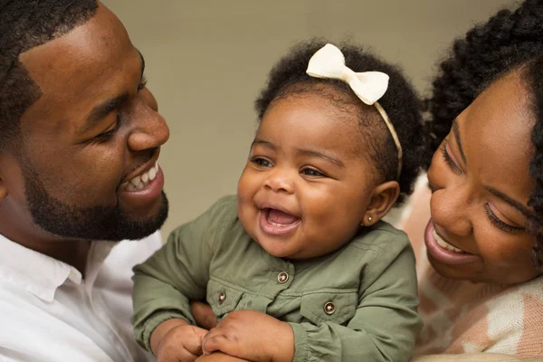 Familia afroamericana feliz con su bebé . —  Fotos de Stock