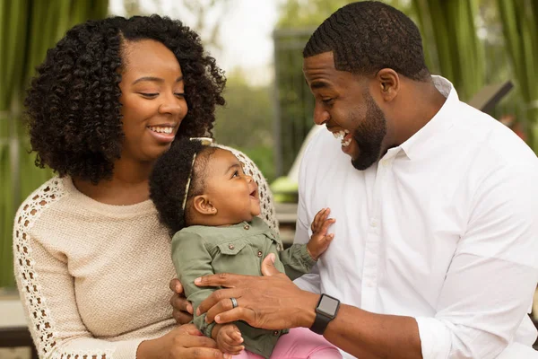 Gelukkige Afro-Amerikaanse familie met hun baby. — Stockfoto