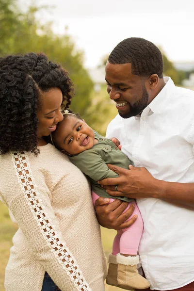 Felice famiglia afroamericana con il loro bambino . — Foto Stock