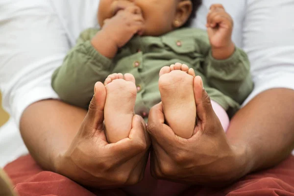 Afro-americano padre sosteniendo sus hijas pies . — Foto de Stock