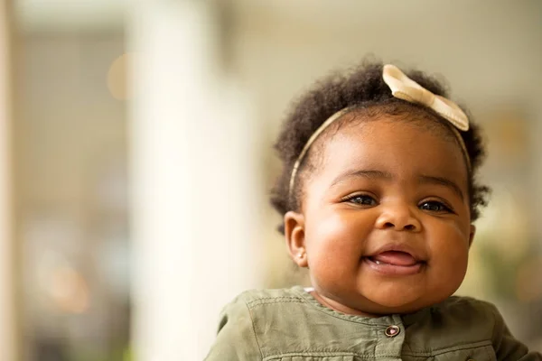 Porträtt av en glad liten tjej skrattar och ler. — Stockfoto