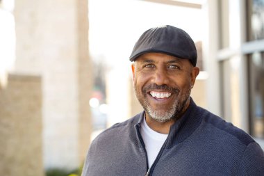 Olgun Afro-Amerikan erkek gülümseyen