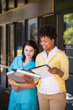 Birlikte çalışan çeşitli sağlık ekibi.