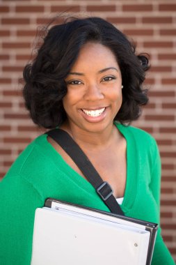 Okulda bir yetişkin öğrenci portresi.