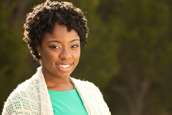 Afroamerikanerin lächelt draußen. — Stockfoto