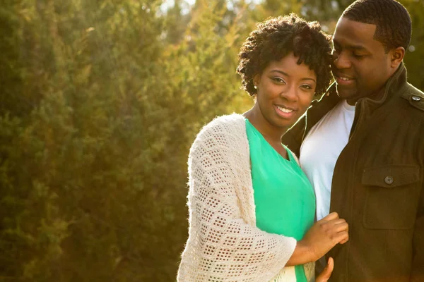 Портрет афроамериканской влюбленной пары . — стоковое фото