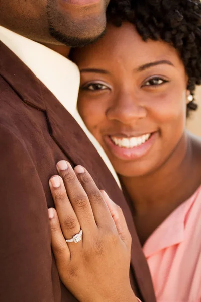 Portret van een Afrikaanse Amerikaan liefdevolle paar. — Stockfoto
