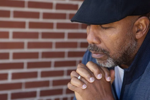 Mogen African American man i djupa tankar. — Stockfoto