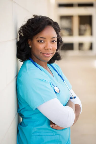 Egészségügyi dolgozó. Orvos vagy a nővér állt a kórházon kívül. — Stock Fotó