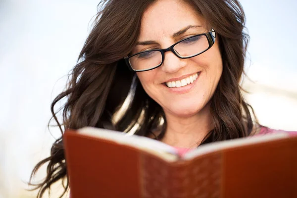 Portrait of a woman reading. — Stock Photo, Image